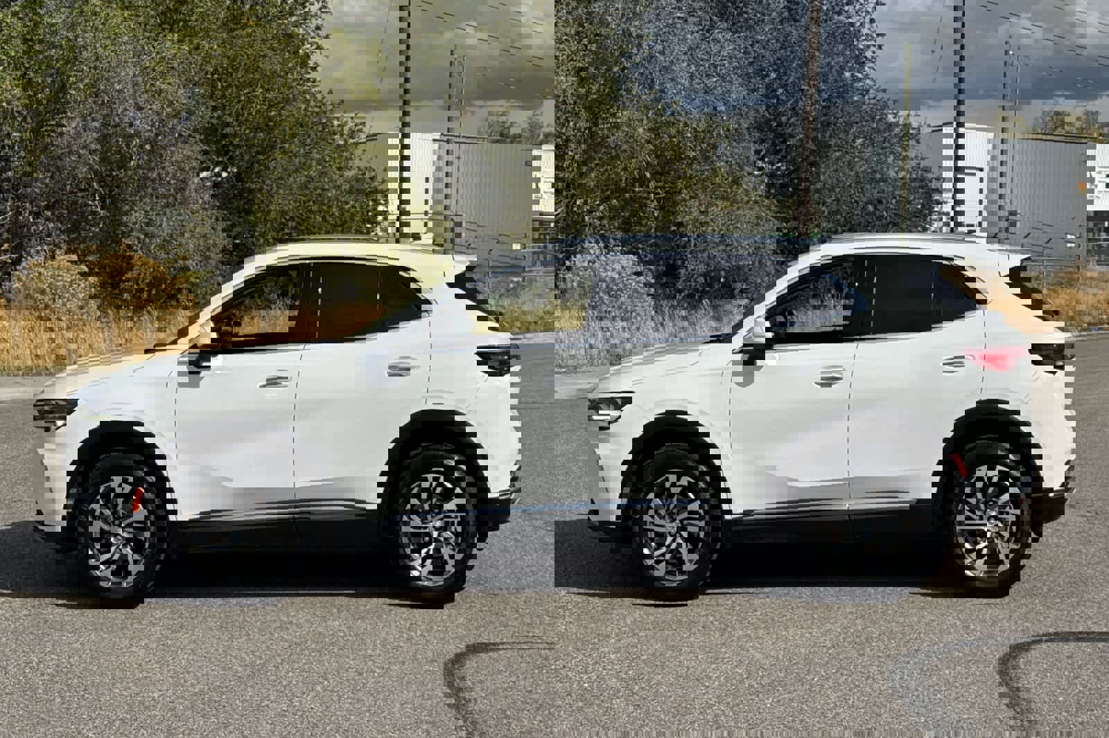 Used 2023 Buick Envision Essence image 2