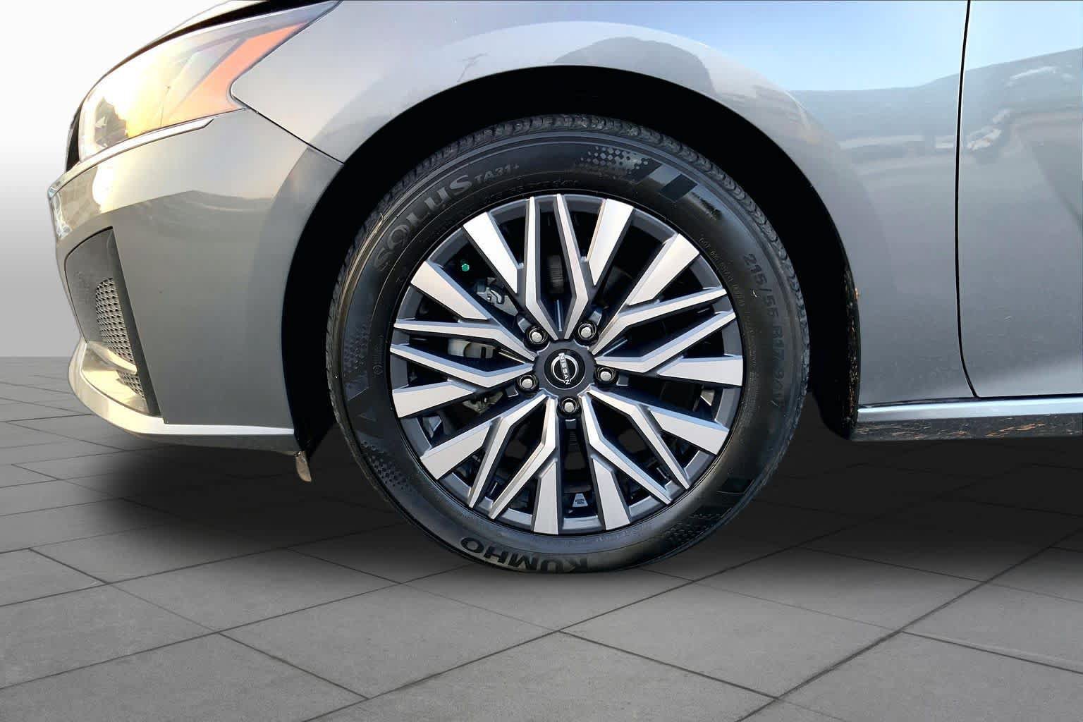 Used 2025 Nissan Altima 2.5 SV FWD image 11