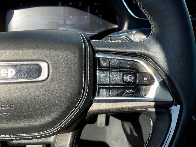 Used 2023 Jeep Grand Cherokee Overland w/ Advanced Protech Group III AWD/4WD image 14