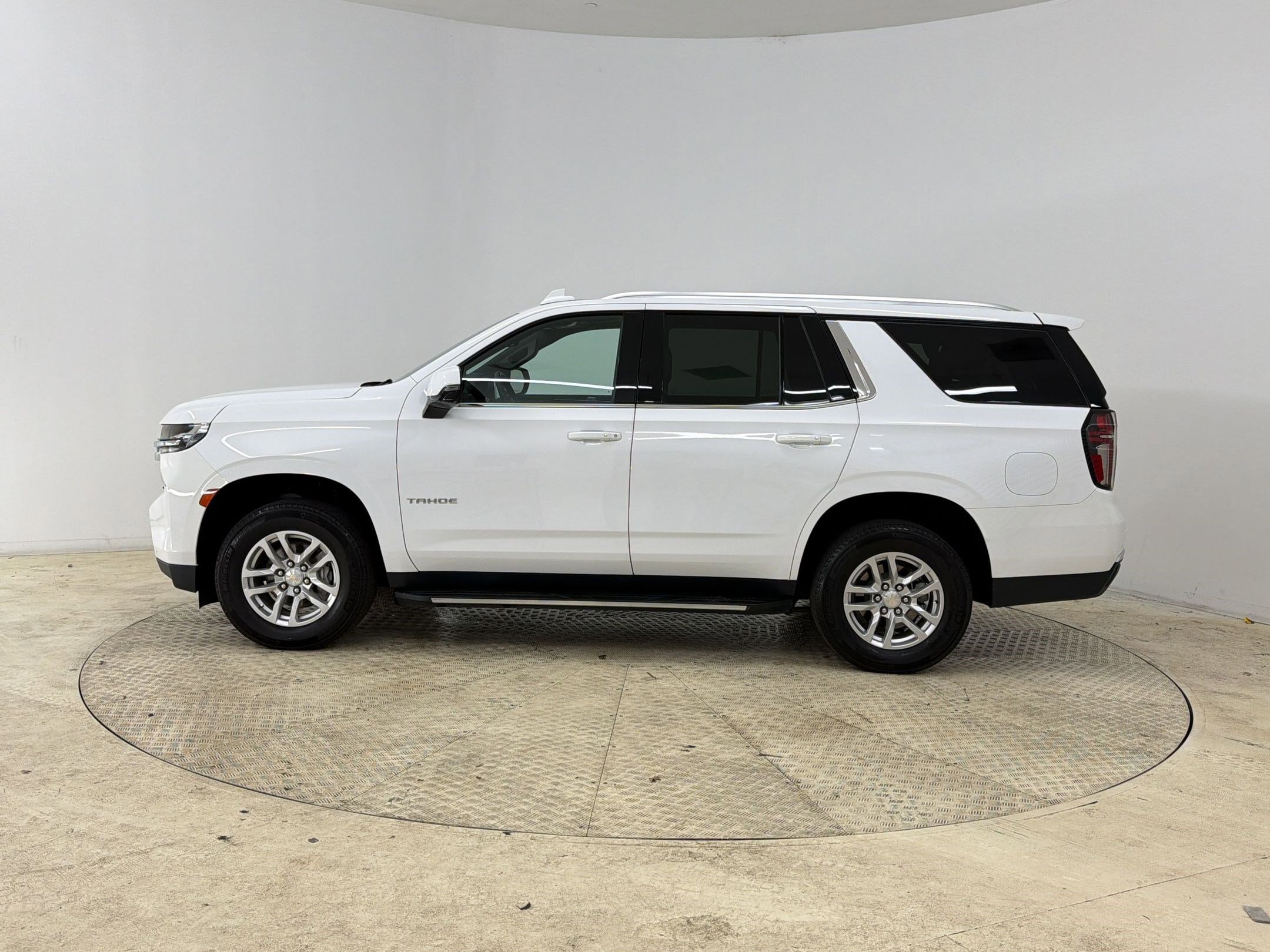 Used 2023 Chevrolet Tahoe LT w/ Luxury Package image 2