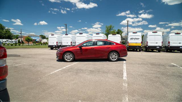 Used 2017 Chevrolet Malibu LT FWD image 3