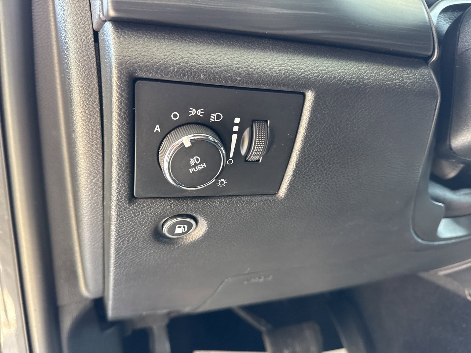 Used 2020 Jeep Grand Cherokee Altitude image 24