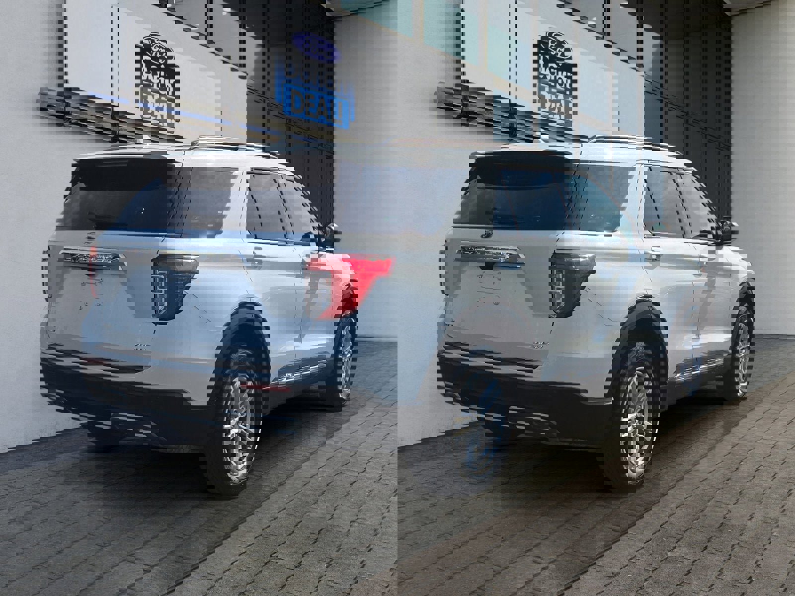 Certified 2022 Ford Explorer XLT w/ Equipment Group 202A image 5