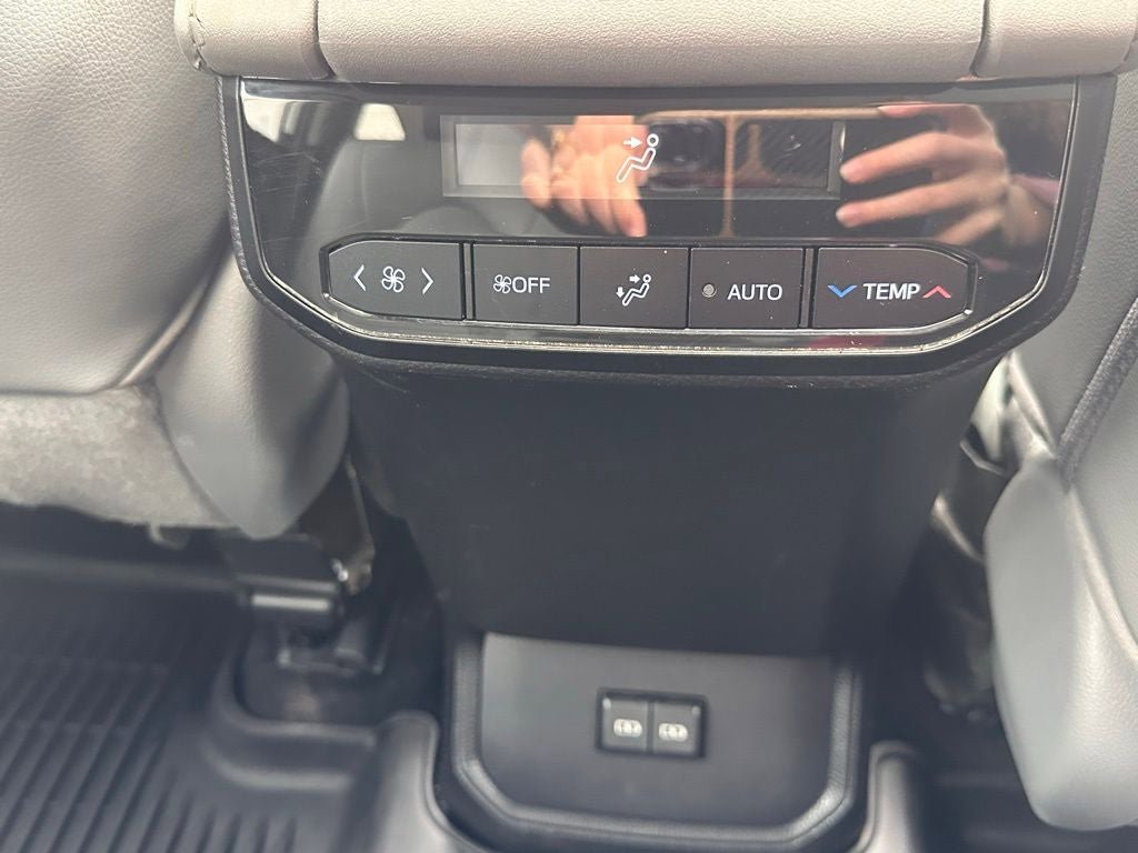 Used 2022 Toyota Highlander XLE AWD/4WD image 40