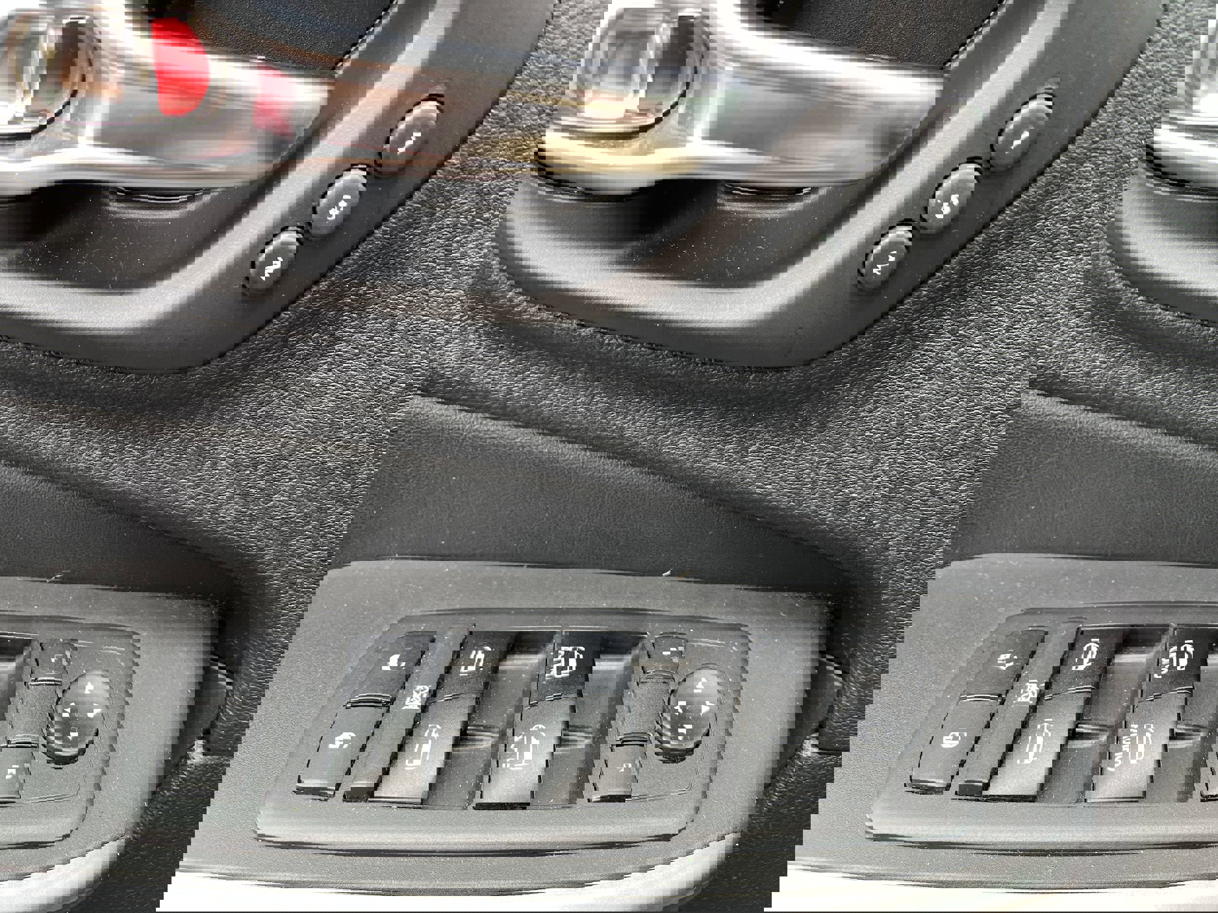 Used 2019 Jeep Cherokee Limited image 25