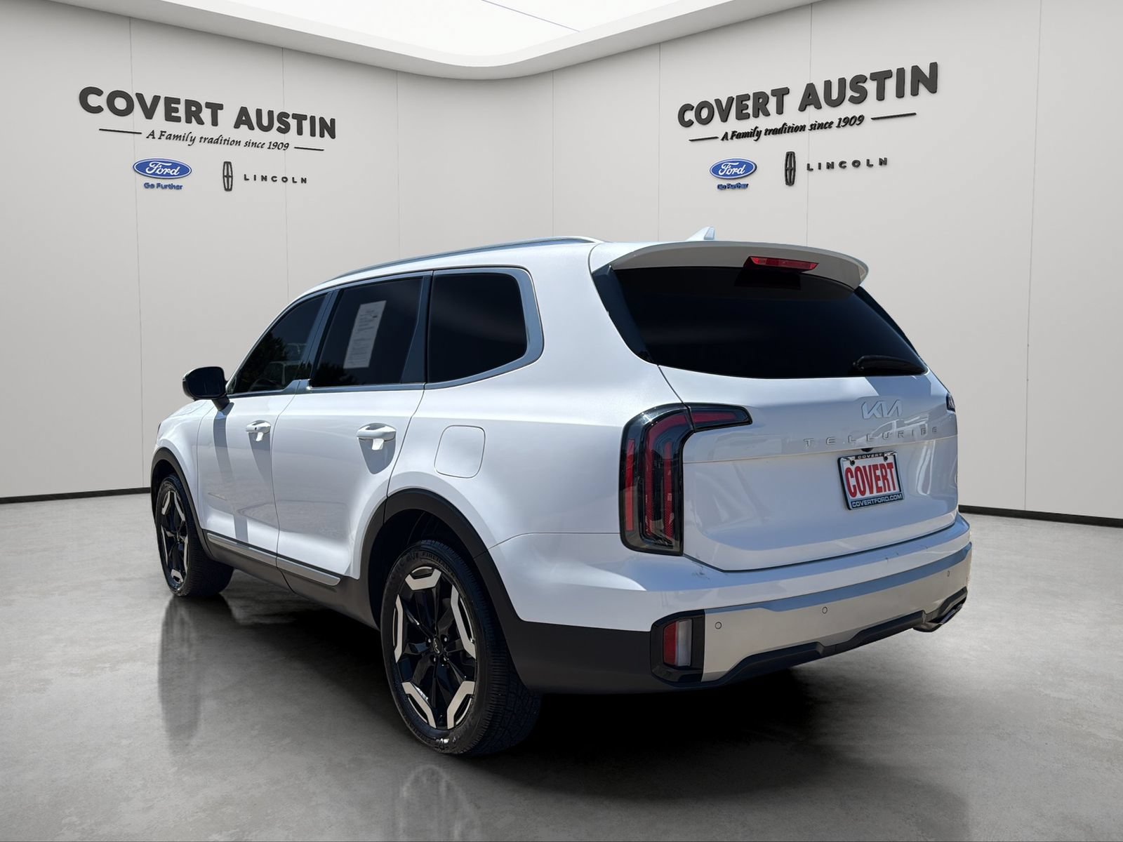 Used 2024 Kia Telluride EX w/ EX Captain's Chair Package FWD image 3