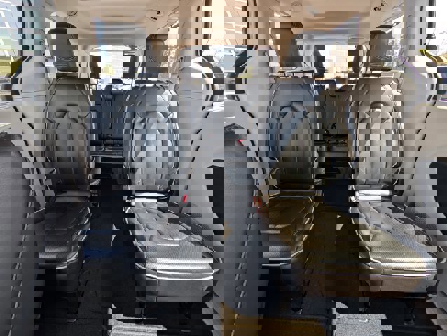 Used 2023 Chrysler Pacifica Limited image 21