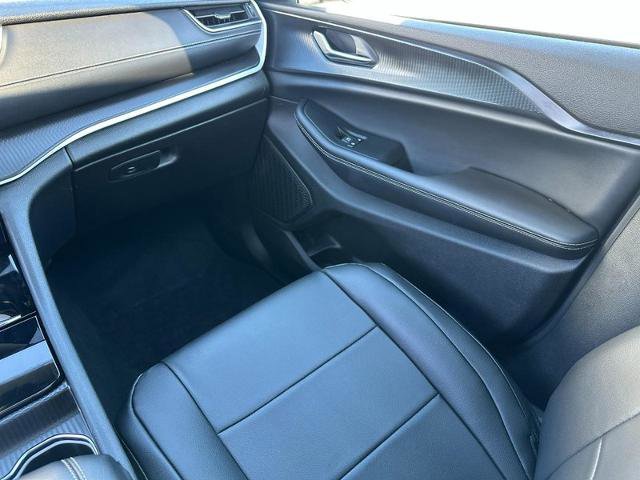 Used 2024 Jeep Grand Cherokee Laredo X w/ Luxury Tech Group I image 16