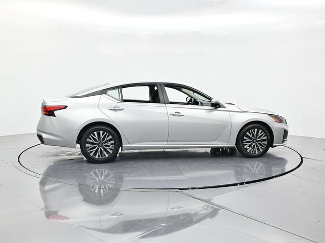 Used 2024 Nissan Altima 2.5 SV FWD image 2