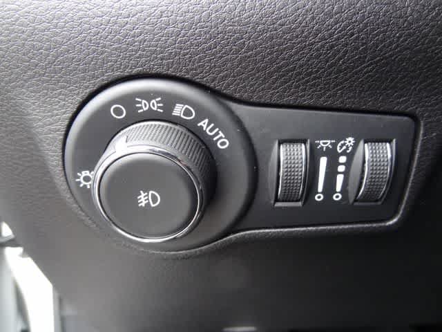 Used 2025 Jeep Compass Trailhawk AWD/4WD image 16