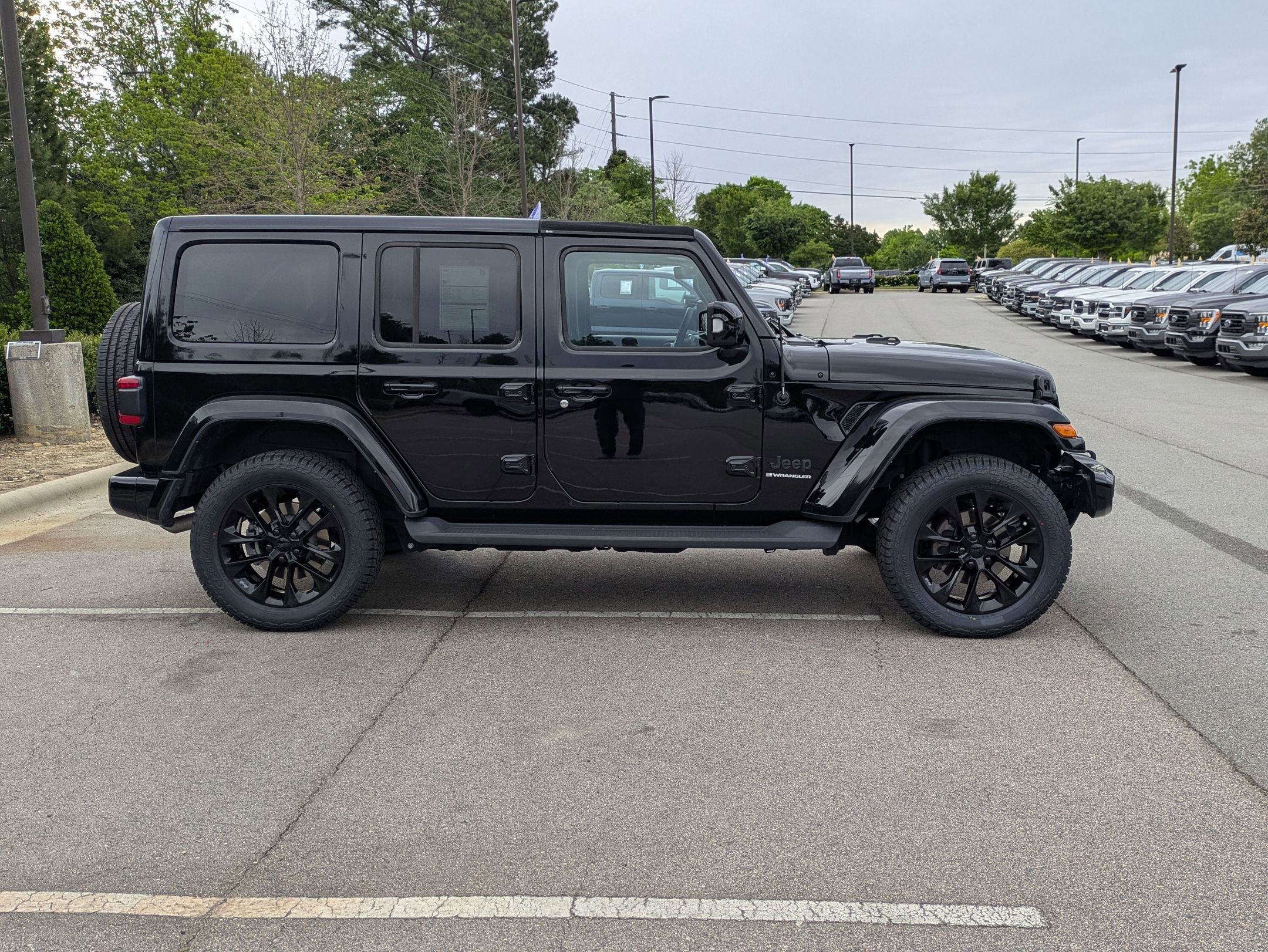 Used 2023 Jeep Wrangler Unlimited Sahara AWD/4WD image 3