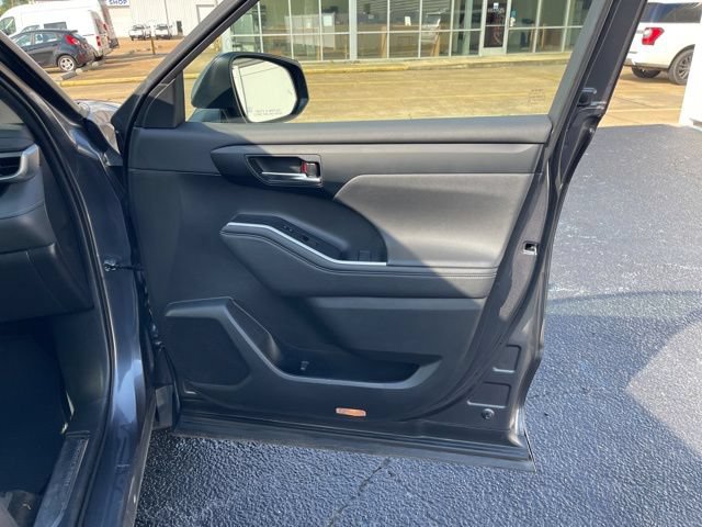 Used 2023 Toyota Highlander XLE FWD image 19