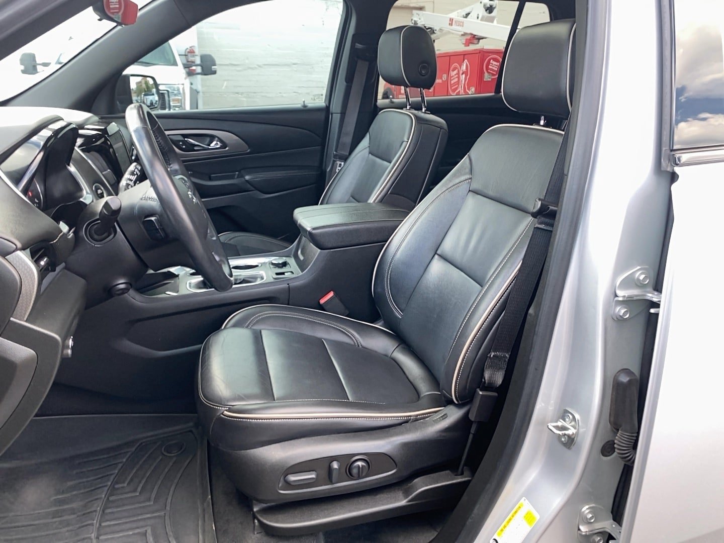 Used 2022 Chevrolet Traverse Premier w/ Redline Edition FWD image 11