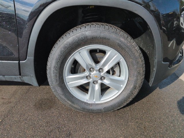 Used 2022 Chevrolet Trax LS w/ Tint and Cruise Package AWD/4WD image 13
