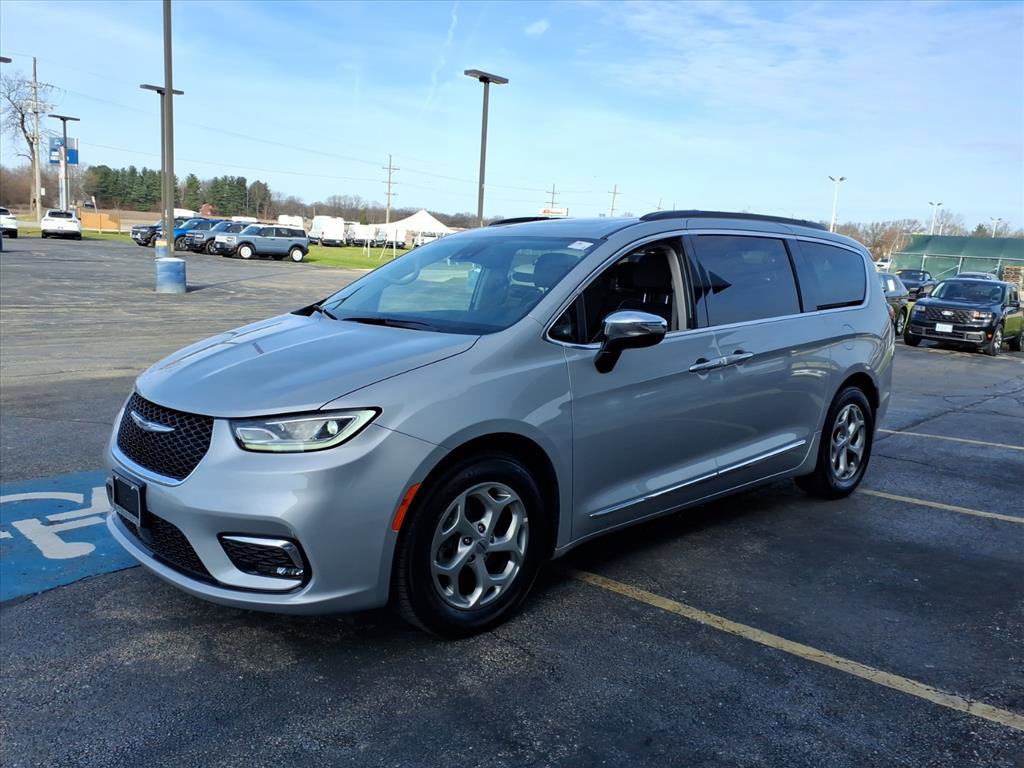 Used 2023 Chrysler Pacifica Limited FWD image 7