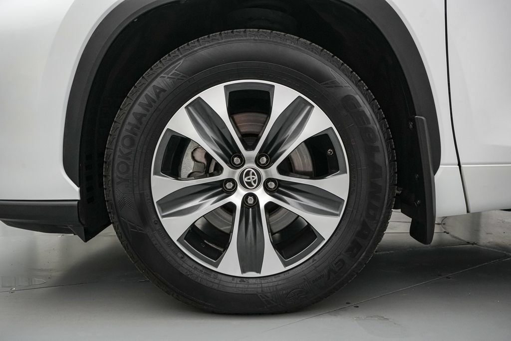 Used 2023 Toyota Highlander XLE AWD/4WD image 10