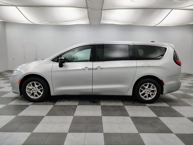 Used 2024 Chrysler Pacifica Touring-L FWD image 6