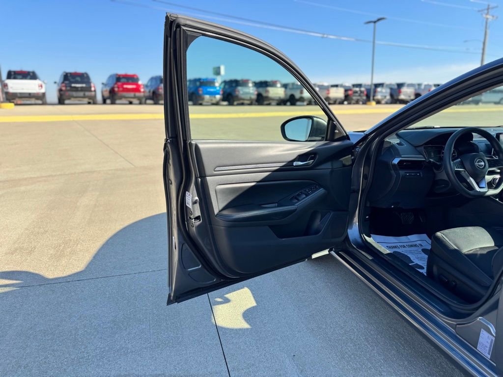 Used 2025 Nissan Altima 2.5 SV image 10