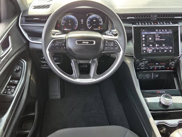 Used 2023 Jeep Grand Cherokee Laredo AWD/4WD image 11
