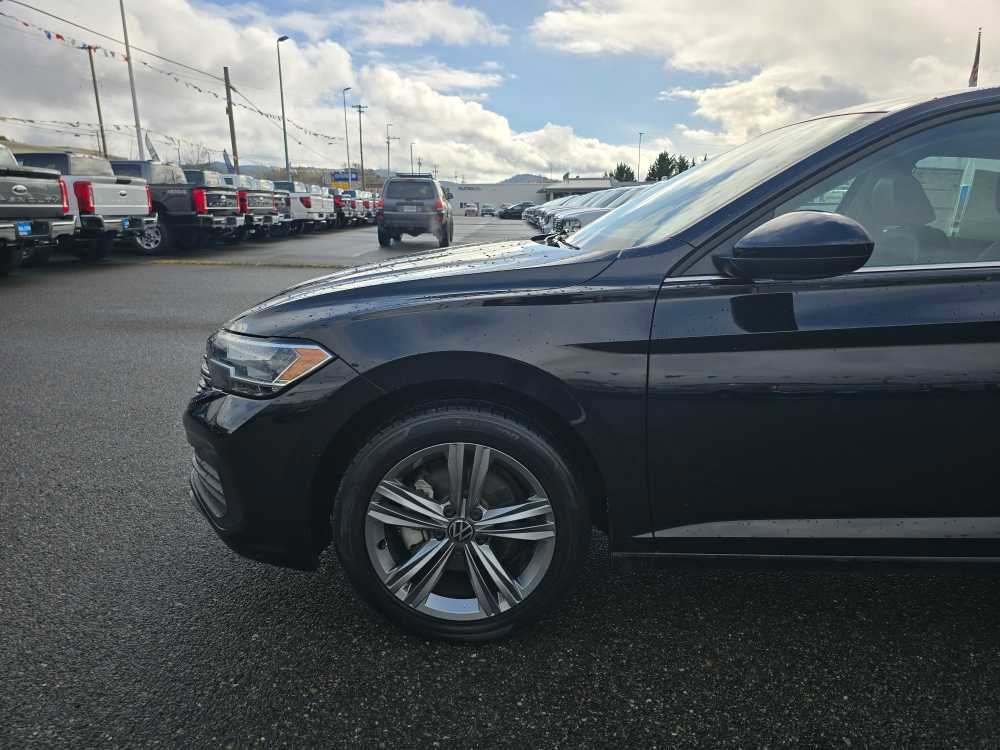 Used 2024 Volkswagen Jetta SE image 3