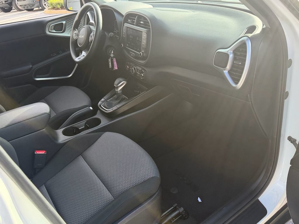 Used 2025 Kia Soul LX w/ LX Technology Package FWD image 17