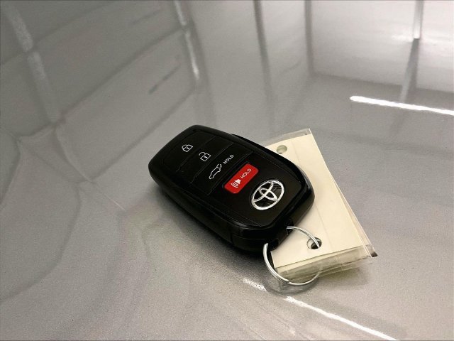 Used 2024 Toyota Highlander XLE AWD/4WD image 9