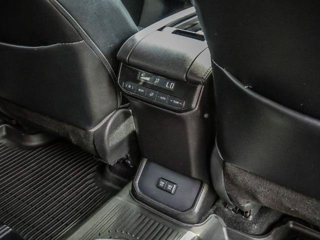 Used 2021 Toyota Highlander XLE AWD/4WD image 25