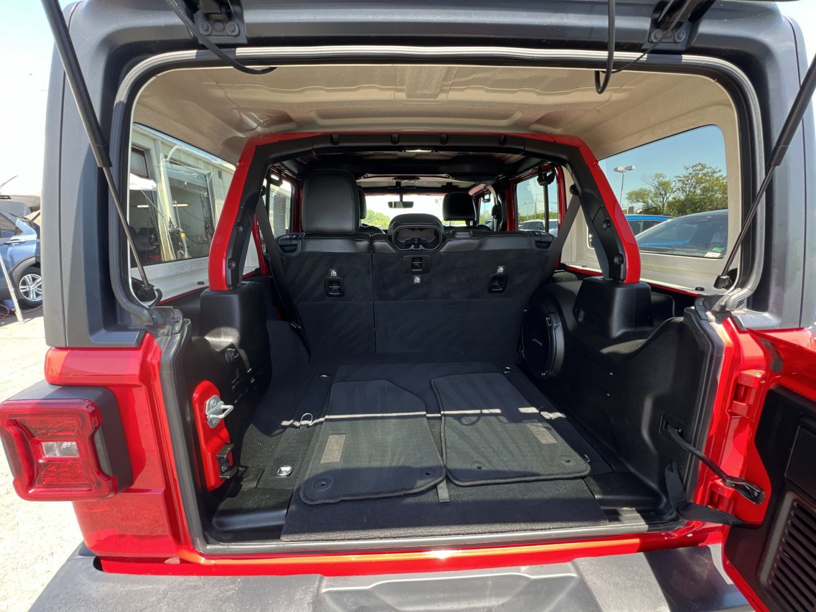 Used 2018 Jeep Wrangler Unlimited Sahara w/ Dual Top Group AWD/4WD image 32