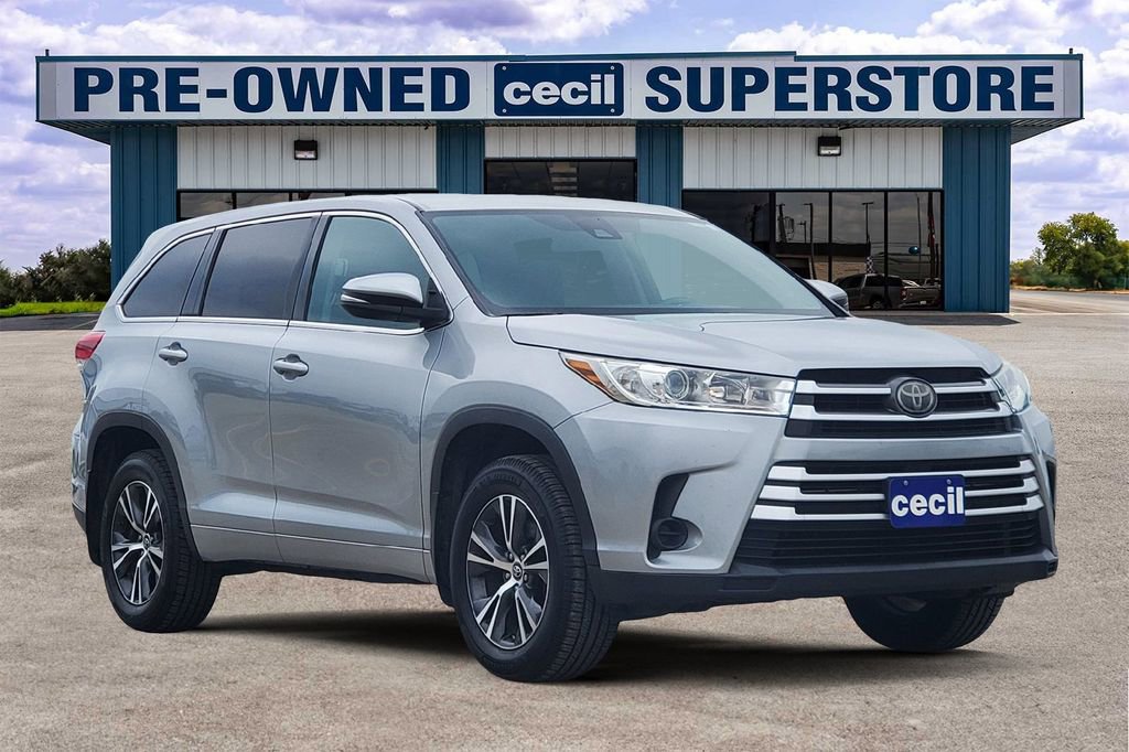 Used 2017 Toyota Highlander LE AWD/4WD image 1
