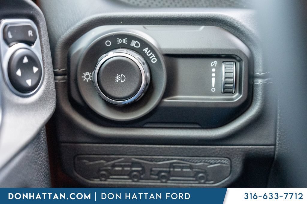 Used 2025 Jeep Wrangler Unlimited Rubicon w/ Convenience Group AWD/4WD image 18