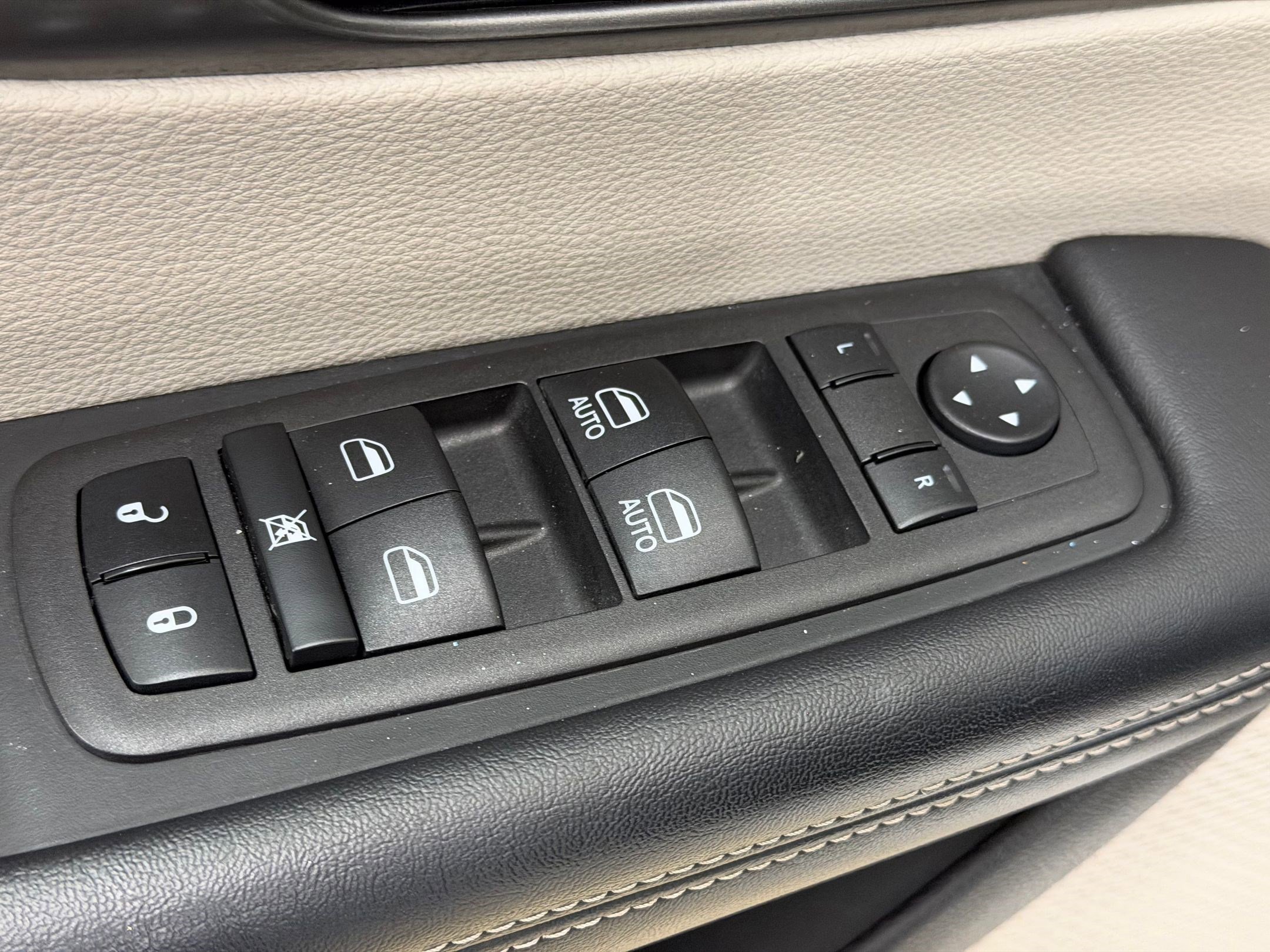 Used 2023 Chrysler Pacifica Touring-L image 8