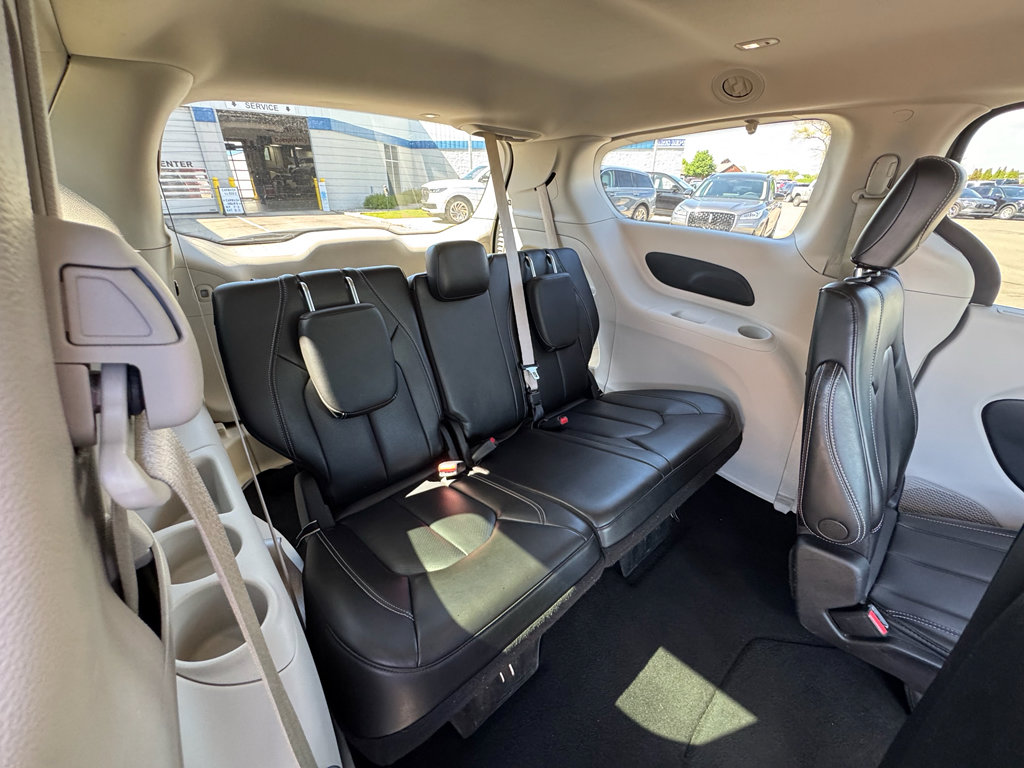 Used 2023 Chrysler Pacifica Touring-L FWD image 16