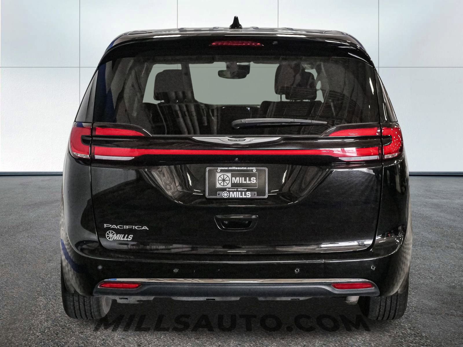 Used 2024 Chrysler Pacifica Touring-L image 6