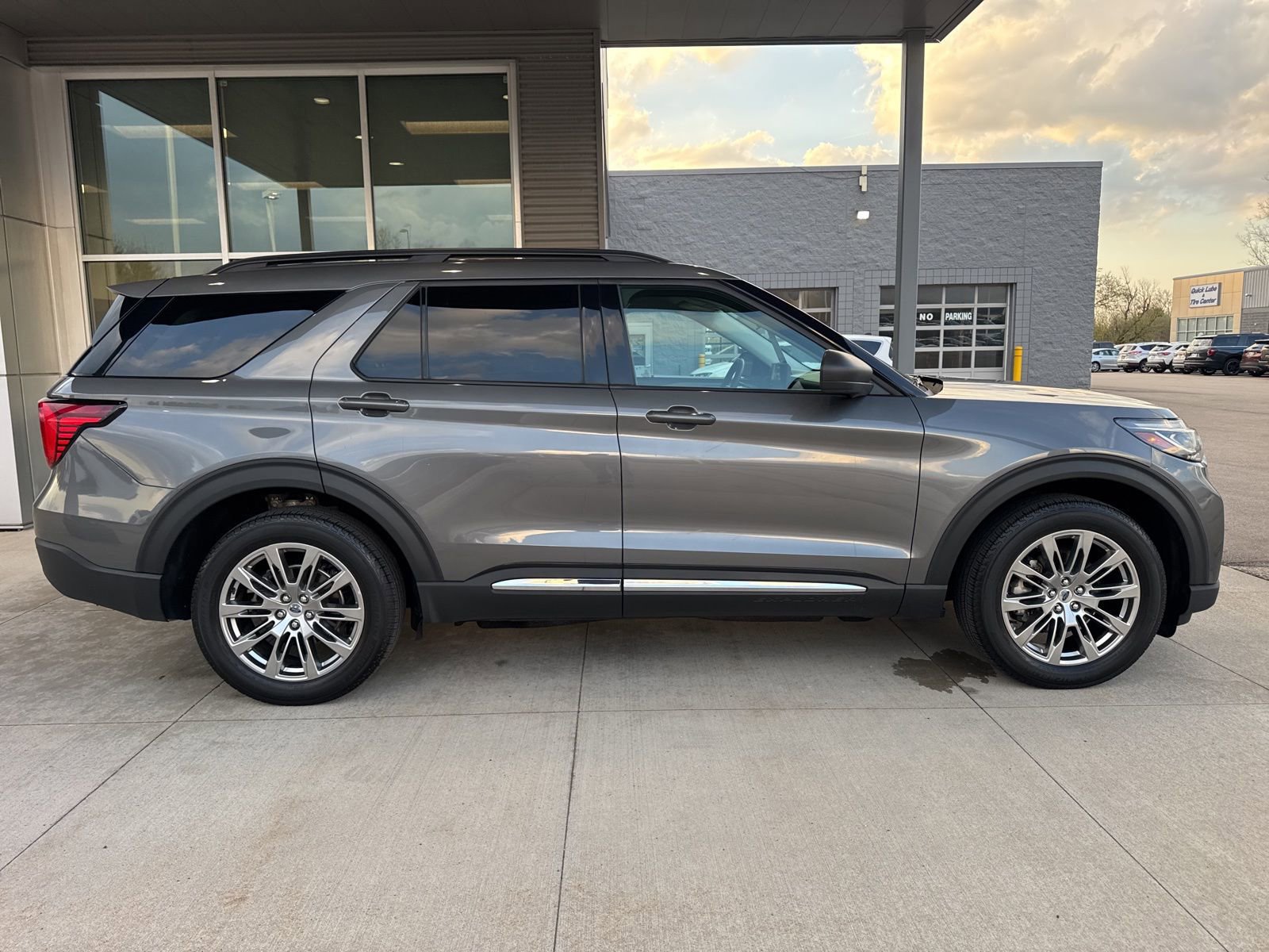 Certified 2025 Ford Explorer Active w/ Active Comfort Package image 2