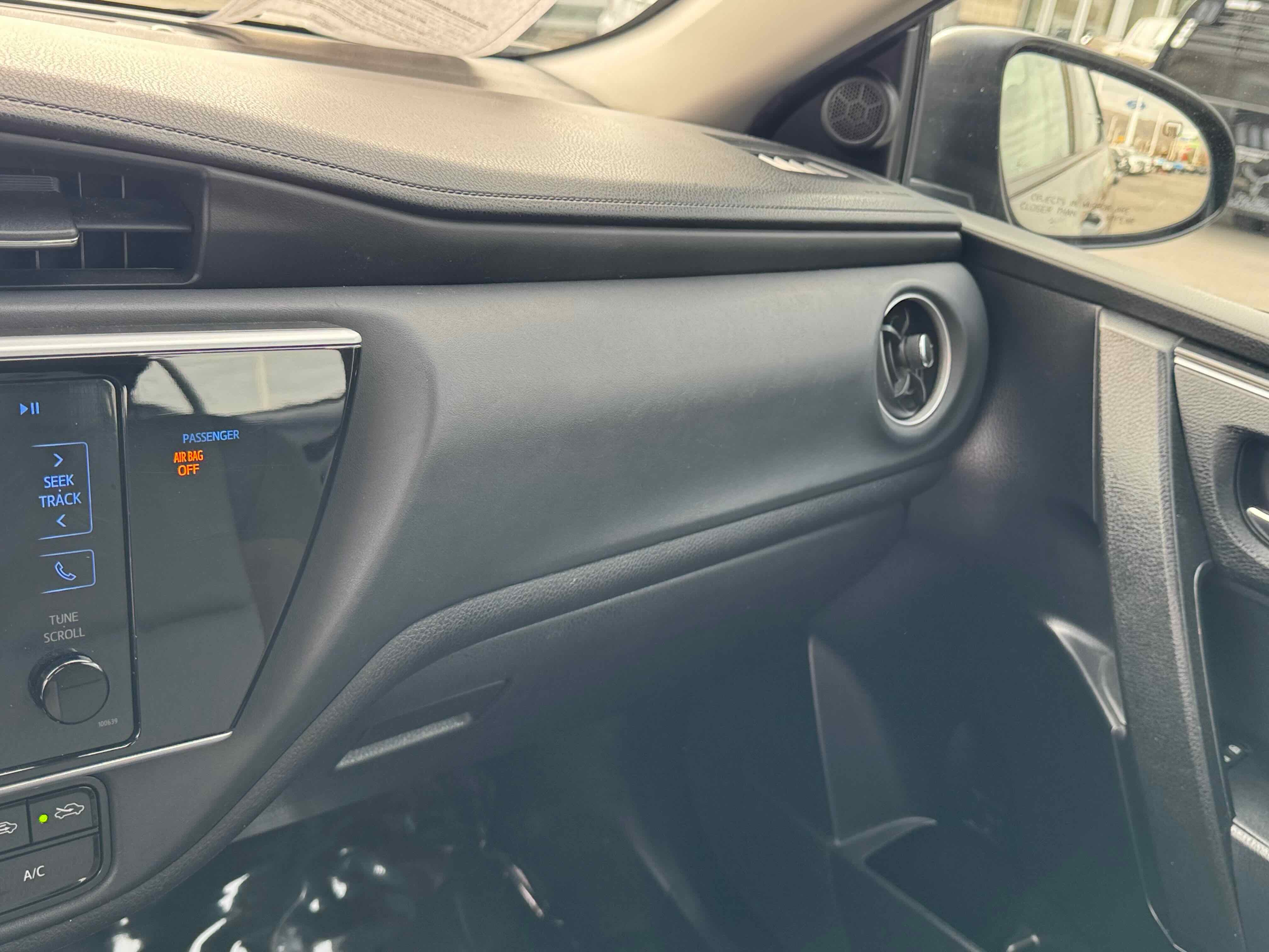 Used 2018 Toyota Corolla LE image 21