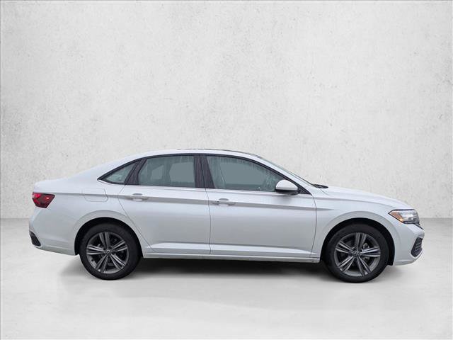 Used 2024 Volkswagen Jetta SE w/ Panoramic Sunroof Package FWD image 4