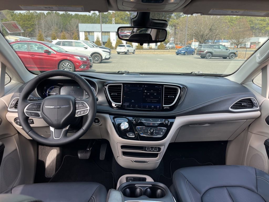 Used 2024 Chrysler Pacifica Select image 8