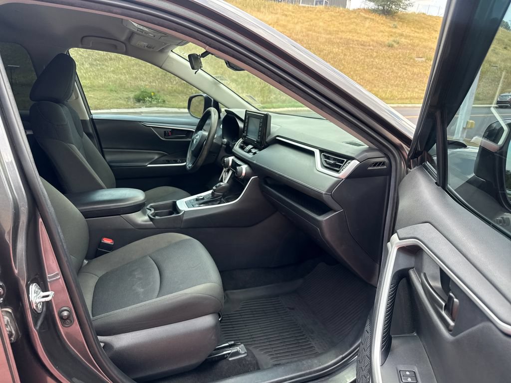 Used 2021 Toyota RAV4 LE AWD/4WD image 31