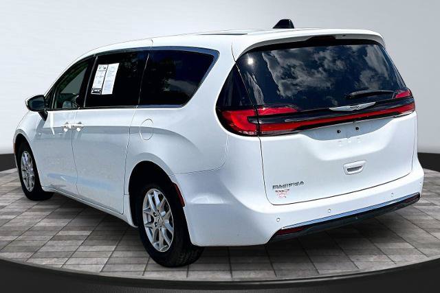 Used 2023 Chrysler Pacifica Touring-L FWD image 2