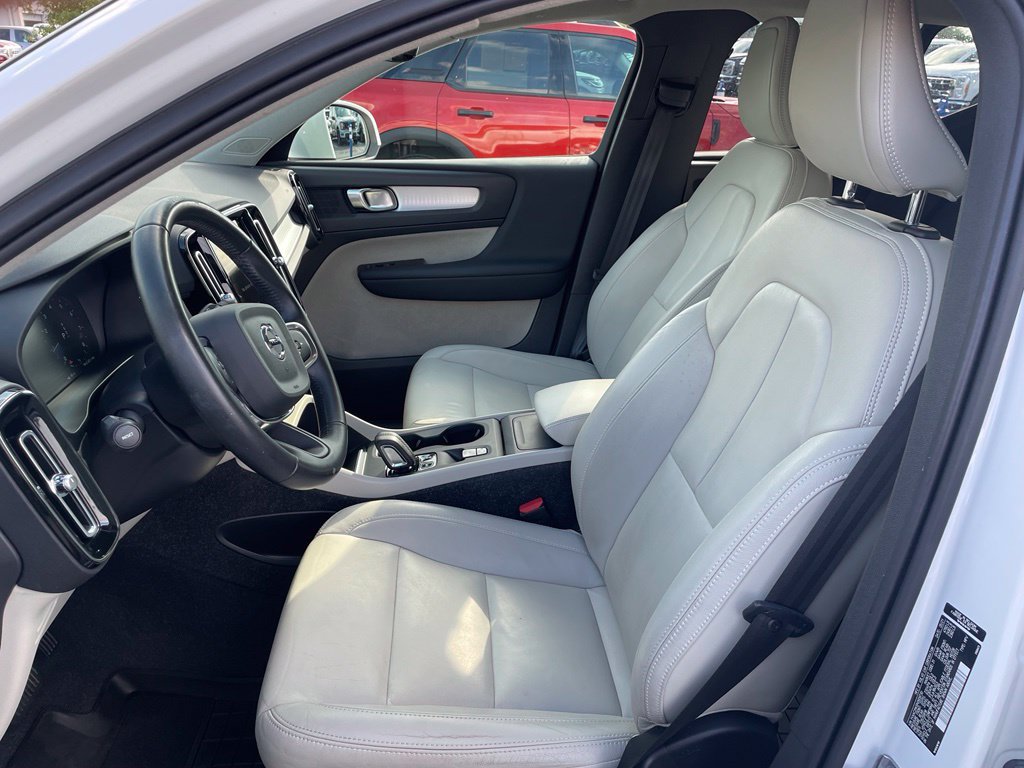 Used 2021 Volvo XC40 T4 Momentum FWD image 9