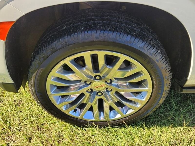 Used 2023 GMC Yukon Denali w/ Denali Reserve Package image 19