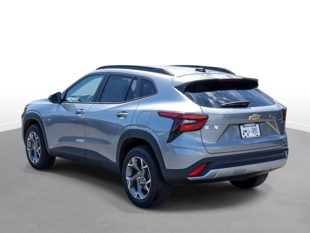 Used 2025 Chevrolet Trax LT w/ LT Convenience Package FWD image 3