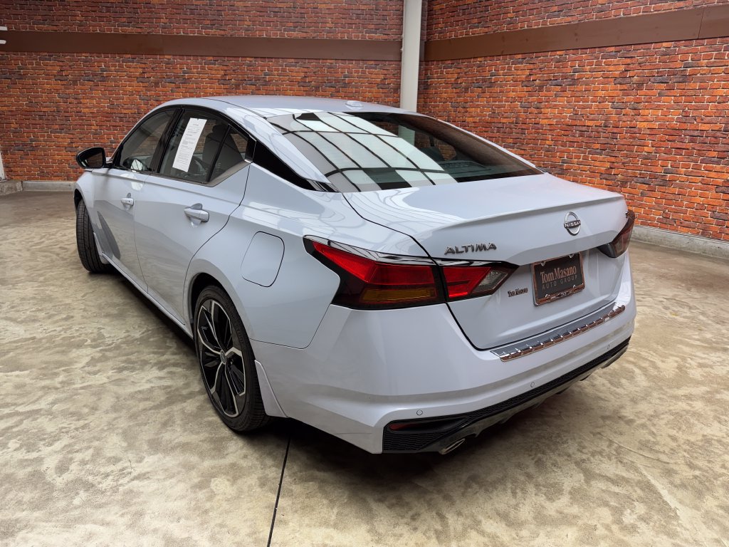 Used 2023 Nissan Altima 2.5 SR FWD image 2