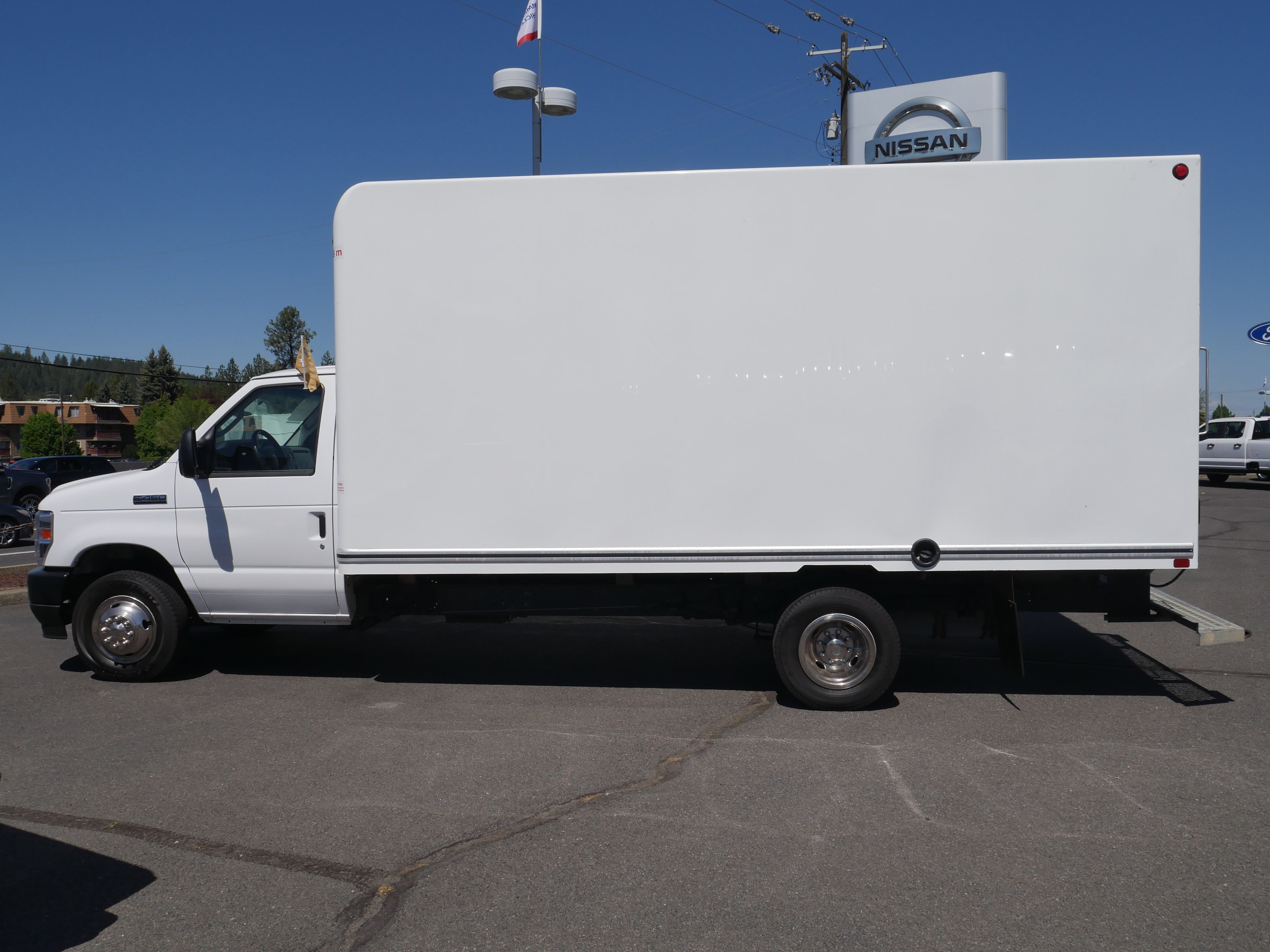 Certified 2024 Ford E-450 and Econoline 450 Super Duty RWD image 9