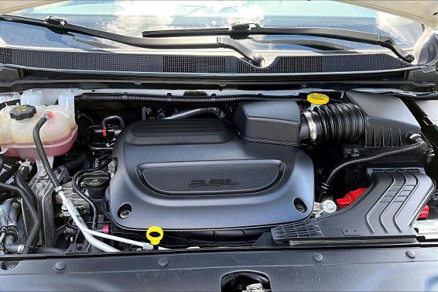 Used 2023 Chrysler Pacifica Touring-L FWD image 10