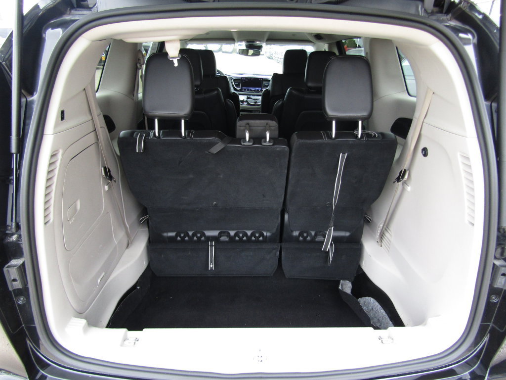 Used 2023 Chrysler Pacifica Touring-L FWD image 34