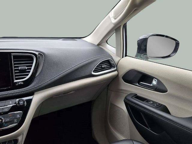 Used 2024 Chrysler Pacifica Limited FWD image 11