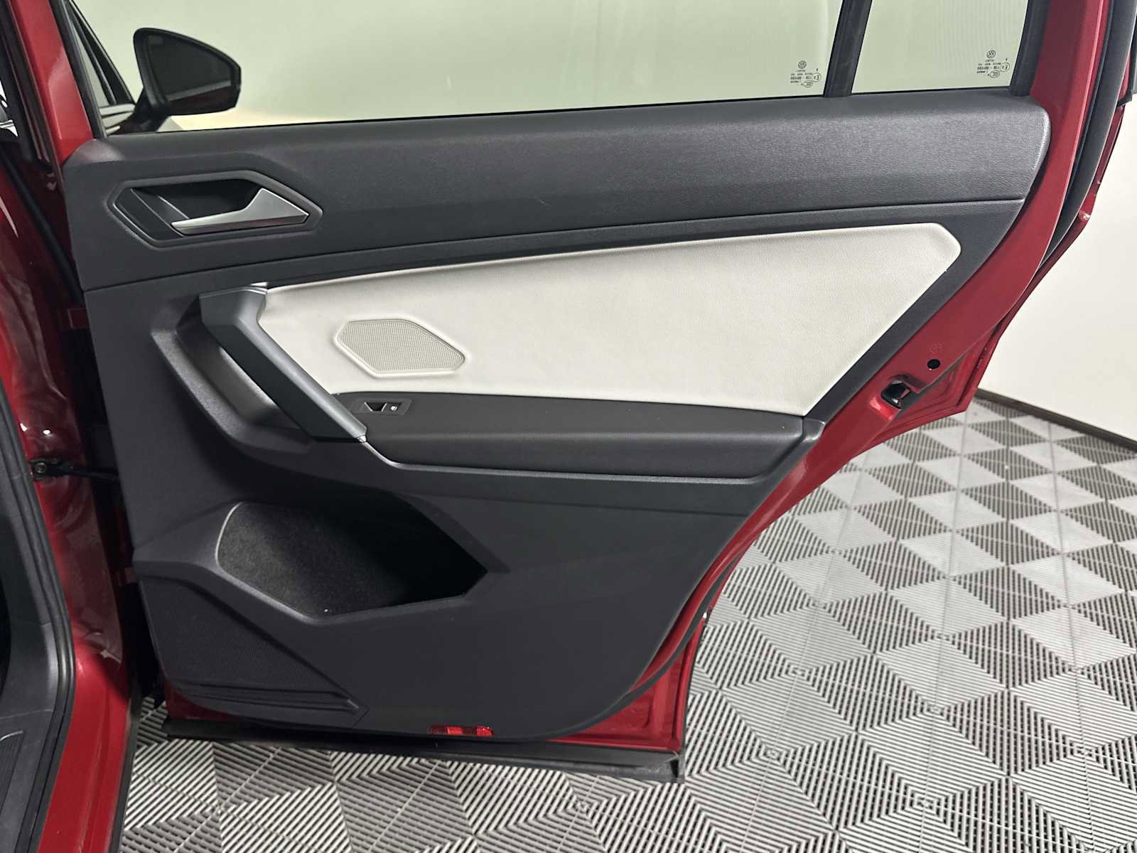 Used 2019 Volkswagen Tiguan SE w/ Panoramic Sunroof Package FWD image 19
