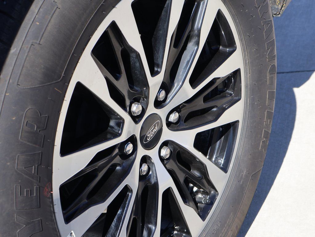 Certified 2025 Ford Expedition Platinum image 42