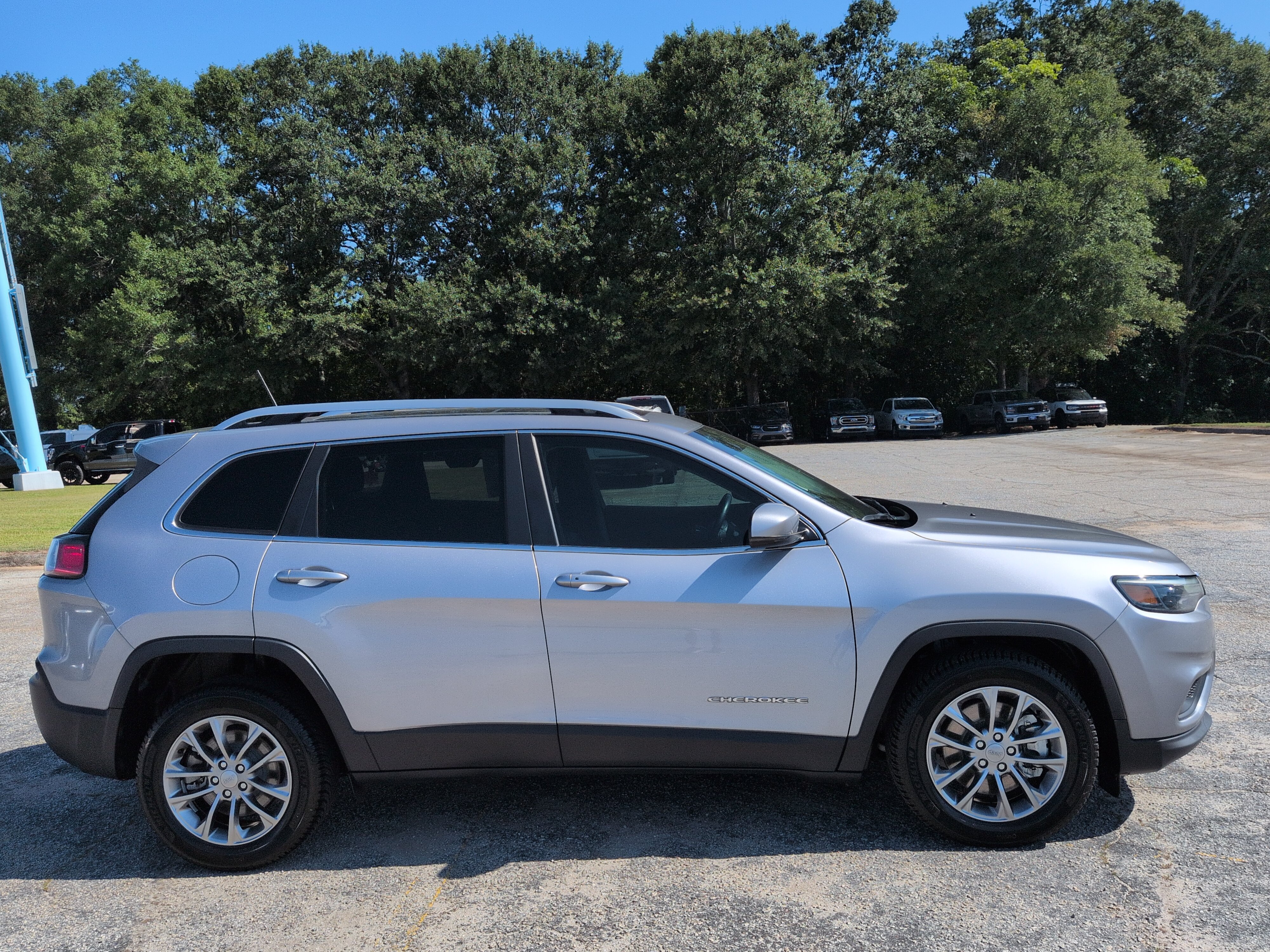 Used 2021 Jeep Cherokee Latitude Lux w/ Sun & Sound Group FWD video 2